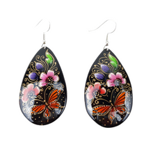 Cargar imagen en el visor de la galería, Arete calado grande hecho de cobre y decorado con laca perfilada en Michoacán