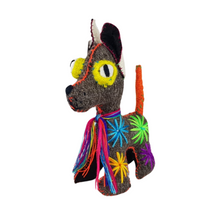 Cargar imagen en el visor de la galería, Animalito de lana, peluche perro chihuahua artesanal bordado a mano en Chiapas