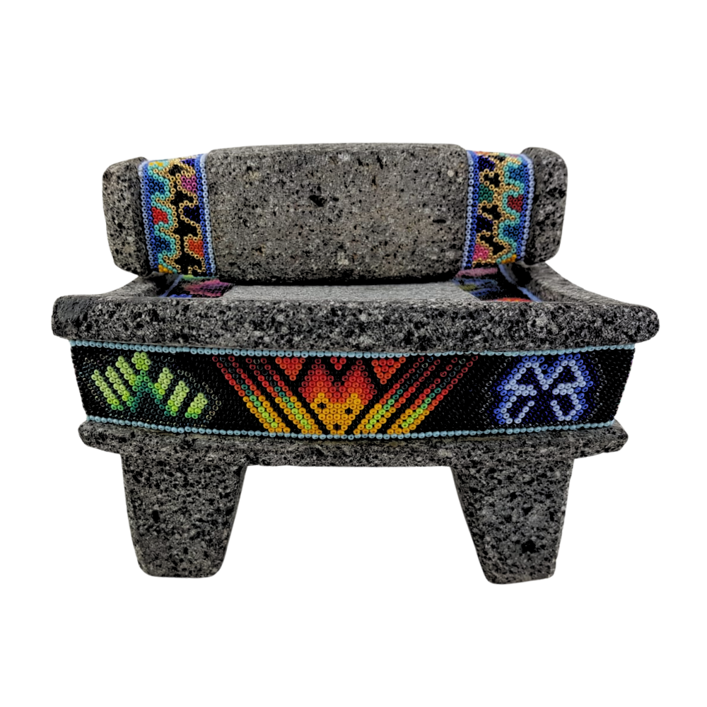 Metate de piedra volcánica con decoración wixárika