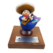 Cargar imagen en el visor de la galería, Reconocimiento con artesanía mexicana. Sirena mariachi en trofeo con base de madera y placa metálica personalizada