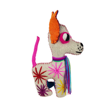 Cargar imagen en el visor de la galería, Animalito de lana, peluche perro chihuahua artesanal bordado a mano en Chiapas