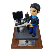 Cargar imagen en el visor de la galería, Reconocimiento con artesanía mexicana. Figura de barro, representación de programador en trofeo con base de madera y placa metálica personalizada