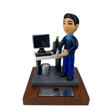 Cargar imagen en el visor de la galería, Reconocimiento con artesanía mexicana. Figura de barro, representación de programador en trofeo con base de madera y placa metálica personalizada