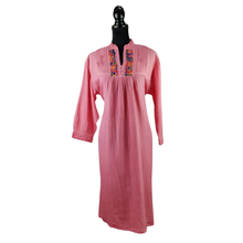 Cargar imagen en el visor de la galería, Vestido fresco de manta ligera, decorado al pecho con bordado San Antonino y manga