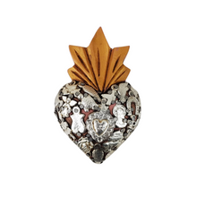 Cargar imagen en el visor de la galería, Corazón chico de madera decorado con milagritos