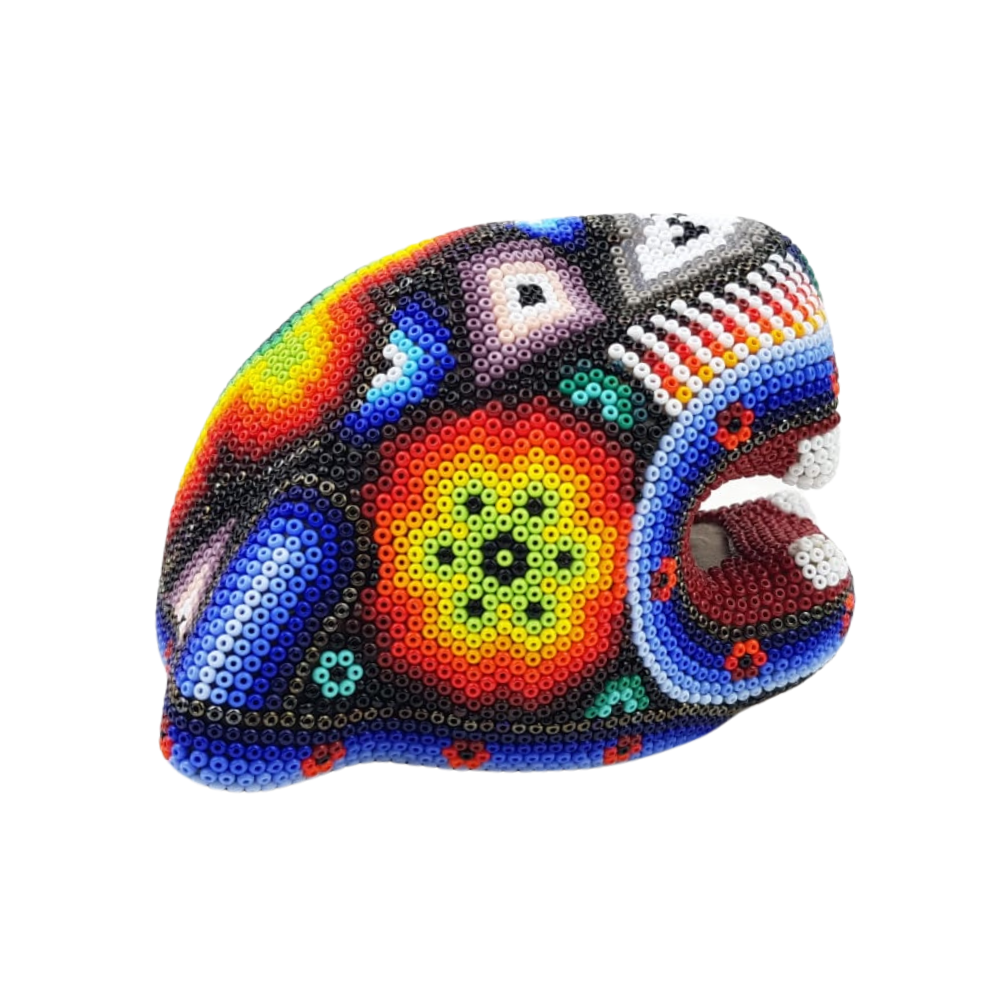 Cabeza de jaguar mediana hecha de papel maché con motivos wixárika