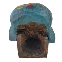 Cargar imagen en el visor de la galería, Cráneo purépecha tallado en madera de pino decorado a mano