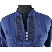 Cargar imagen en el visor de la galería, Vestido fresco de manta ligera, decorado al pecho con bordado San Antonino y manga