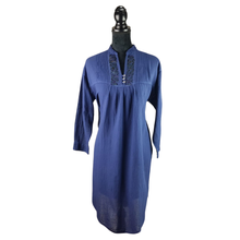 Cargar imagen en el visor de la galería, Vestido fresco de manta ligera, decorado al pecho con bordado San Antonino y manga