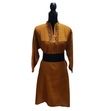 Cargar imagen en el visor de la galería, Vestido fresco de manta ligera, decorado al pecho con bordado San Antonino y manga