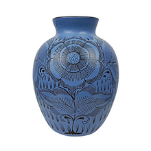 Cargar imagen en el visor de la galería, Florero mediano de barro bruñido decorado con flores y pájaros