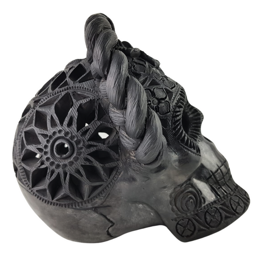 Cráneo Frida de barro negro hecho en Oaxaca