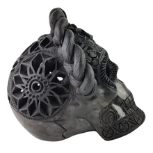 Cargar imagen en el visor de la galería, Cráneo Frida de barro negro hecho en Oaxaca
