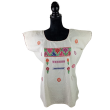 Cargar imagen en el visor de la galería, Blusa corte recto con finos bordados de hilván, decorada con motivos tradicionales de Puebla