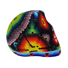 Cargar imagen en el visor de la galería, Cráneo mini decorado con motivos Wixárica