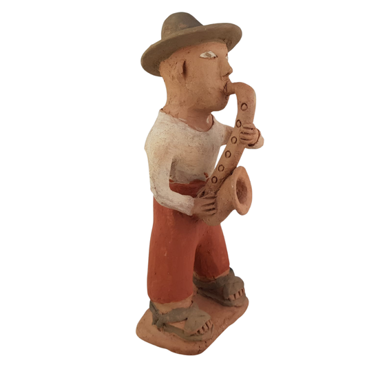 Músico saxofonista elaborado con barro