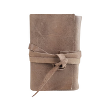 Cargar imagen en el visor de la galería, Libreta de bolsillo con hojas de papel reciclado y forro y correa de piel costurada a mano