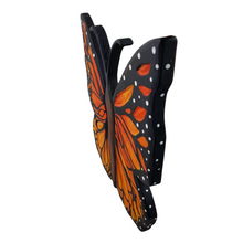Cargar imagen en el visor de la galería, Mariposa monarca tallada en madera acabado mate