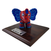 Cargar imagen en el visor de la galería, Reconocimiento con artesanía mexicana. Elefante de barro en trofeo con base de madera y placa metálica personalizada