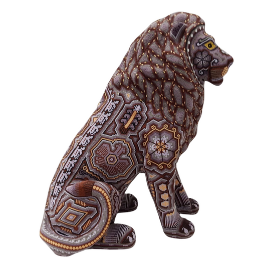 León grande sentado, decorado con motivos wixárika