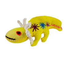 Cargar imagen en el visor de la galería, Animalito de lana, peluche ajolote artesanal hecho a mano en Chiapas
