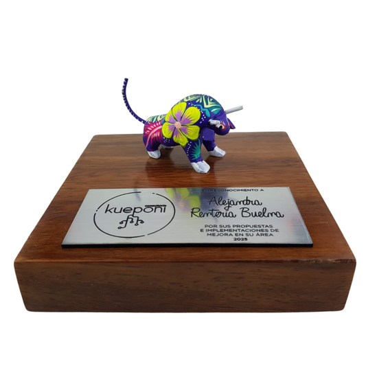 Reconocimiento con artesanía mexicana. Alebrije de madera mini en trofeo con base de madera y placa metálica personalizada