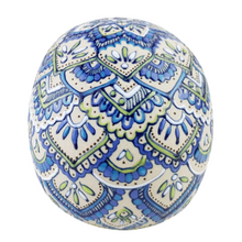 Cargar imagen en el visor de la galería, Cráneo grande de cerámica Servín decorado a mano con mandalas