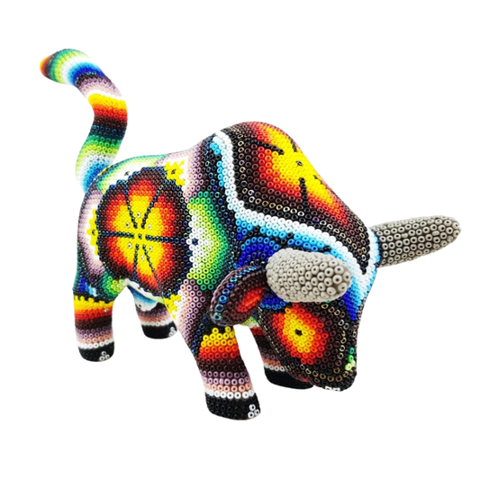 Toro de madera tallada, decorado con arte wixárika