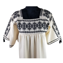 Cargar imagen en el visor de la galería, Vestido huanengo con mangas con bordado de punto de cruz, con flores y enredaderas