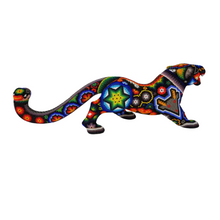 Cargar imagen en el visor de la galería, Jaguar grande hecho de madera tallado a mano y decorado con motivos wixárika