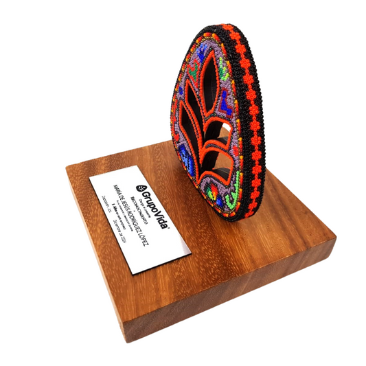 Reconocimiento con artesanía mexicana. Hoja con arte wixárika en trofeo con base de madera y placa metálica personalizada