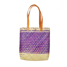 Cargar imagen en el visor de la galería, Bolsa de palma diseño de punto, teñida con tintes naturales tejida a mano y asa de piel