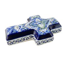 Cargar imagen en el visor de la galería, Cruz chica de cerámica Servín decorada a mano con mandalas