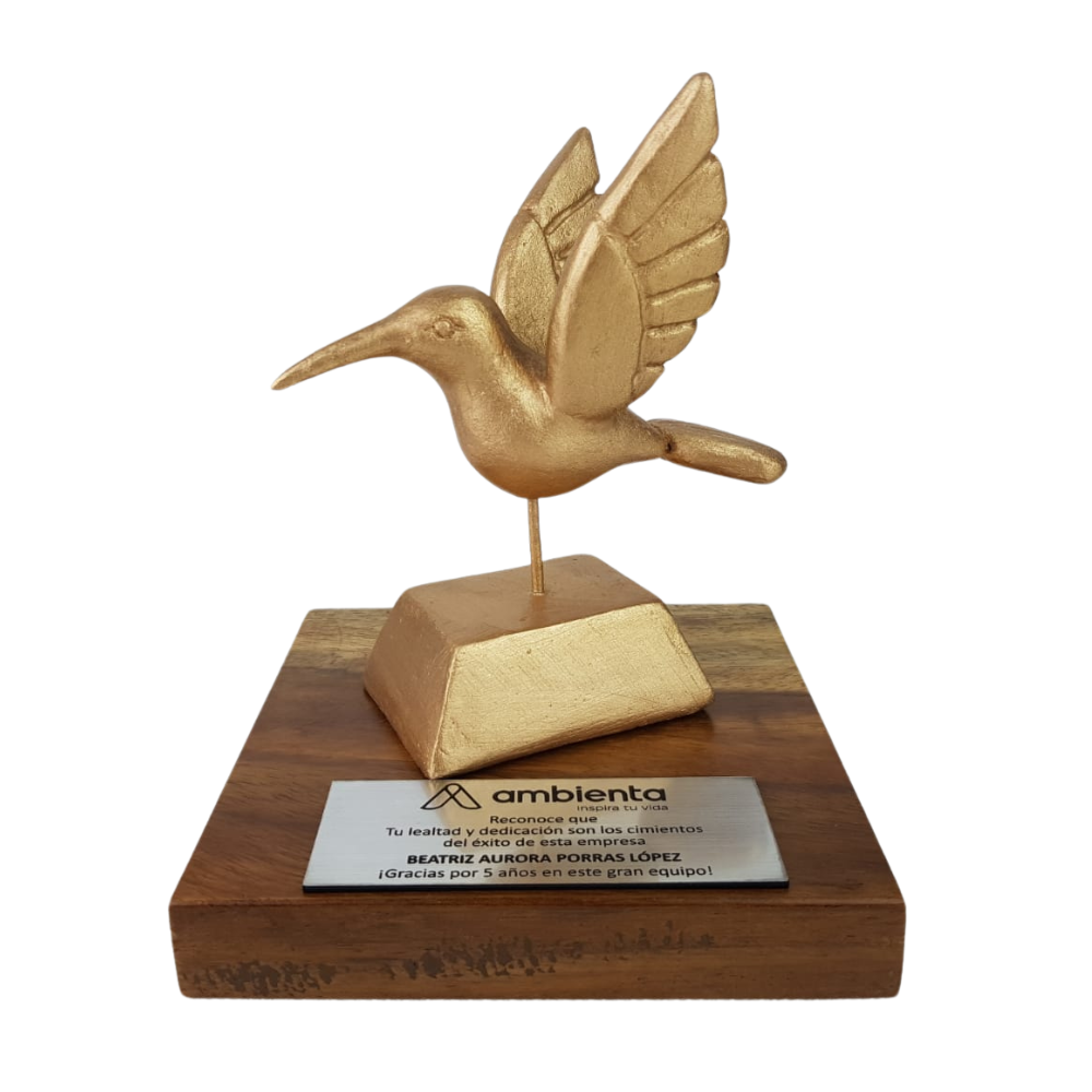 Reconocimiento con artesanía mexicana. Figura de barro, con forma de colibrí, en trofeo con base de madera y placa metálica personalizada