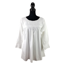 Cargar imagen en el visor de la galería, Blusón fresco de manta ligera, decorado al pecho con flores rococó