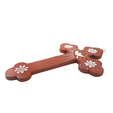 Cargar imagen en el visor de la galería, Cruz de barro elaborada con la técnica de barro bandera, en Jalisco