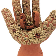 Cargar imagen en el visor de la galería, Misterio miniatura con barro bordado, elaborado con barro rojo y barro blanco