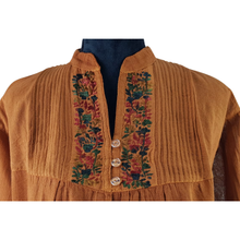 Cargar imagen en el visor de la galería, Vestido fresco de manta ligera, decorado al pecho con bordado San Antonino y manga