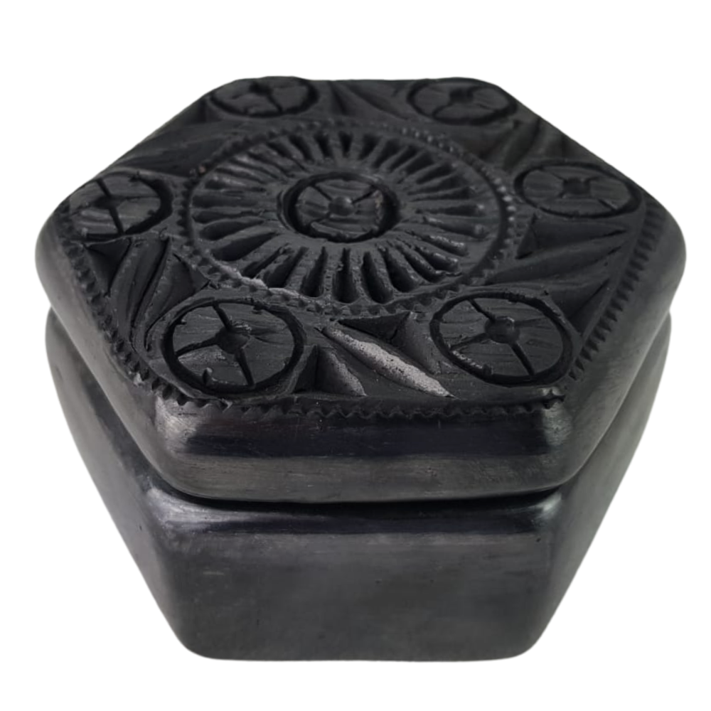Joyero mediano de barro negro decorado con hermosos calados