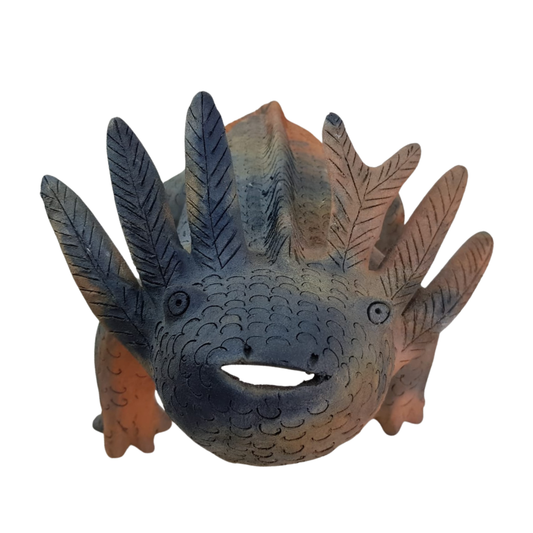 Figura de barro con forma de ajolote de alfarería prehispánica