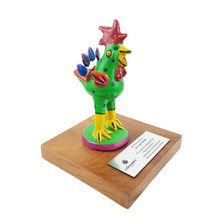 Cargar imagen en el visor de la galería, Reconocimiento con artesanía mexicana. Gallo betus en trofeo con base de madera y placa metálica personalizada