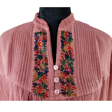 Cargar imagen en el visor de la galería, Vestido fresco de manta ligera, decorado al pecho con bordado San Antonino y manga