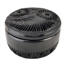 Cargar imagen en el visor de la galería, Joyero grande de barro negro decorado con hermosos calados