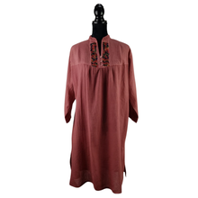 Cargar imagen en el visor de la galería, Vestido fresco de manta ligera, decorado al pecho con bordado San Antonino y manga