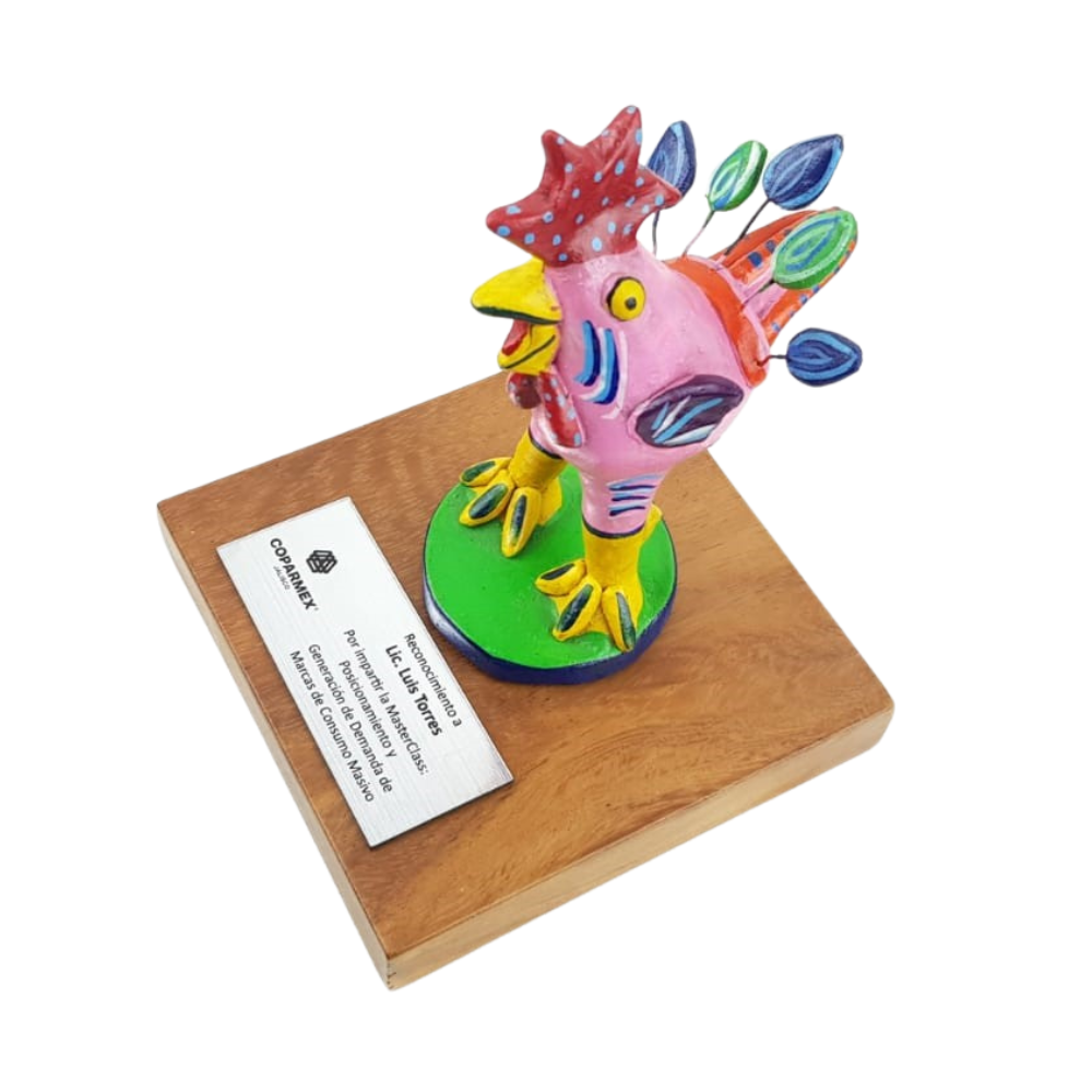 Reconocimiento con artesanía mexicana. Gallo betus en trofeo con base de madera y placa metálica personalizada