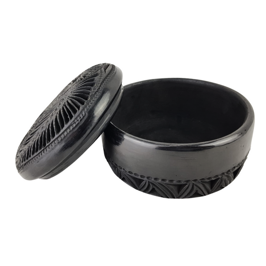 Joyero grande de barro negro decorado con hermosos calados