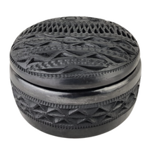 Cargar imagen en el visor de la galería, Joyero grande de barro negro decorado con hermosos calados