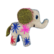 Cargar imagen en el visor de la galería, Animalito de lana, peluche elefante artesanal hecho a mano en Chiapas