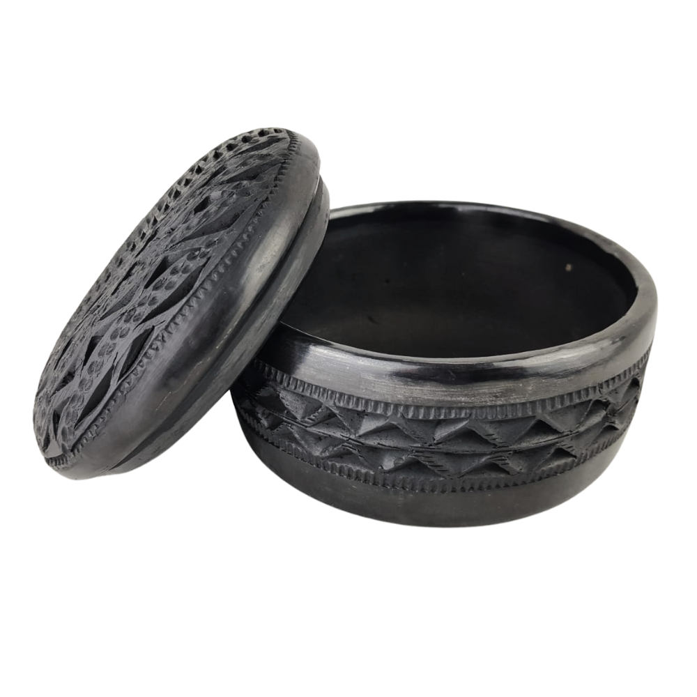 Joyero grande de barro negro decorado con hermosos calados