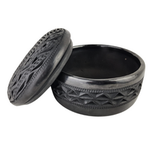 Cargar imagen en el visor de la galería, Joyero grande de barro negro decorado con hermosos calados